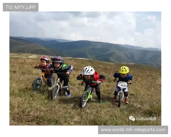 下坡速降选手撞树后仍能继续骑，下方弹幕疯狂